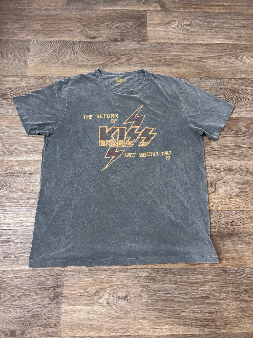 KISS band tee with lightning bolt graphic and 'THE RETURN OF KISS' A638